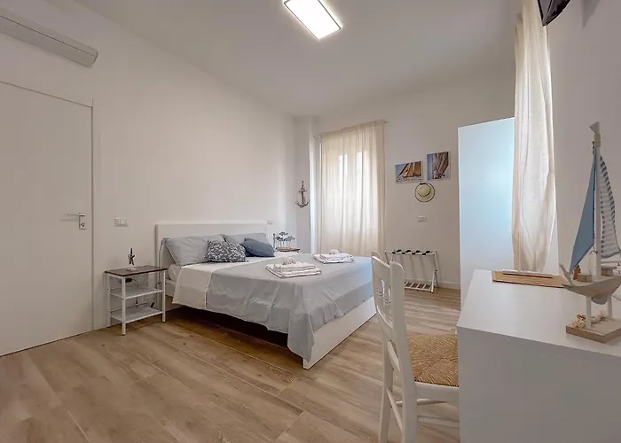 La Marina - In By Host Hero 3* Стинтино