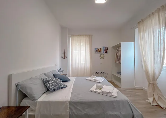La Marina - In By Host Hero 3*
